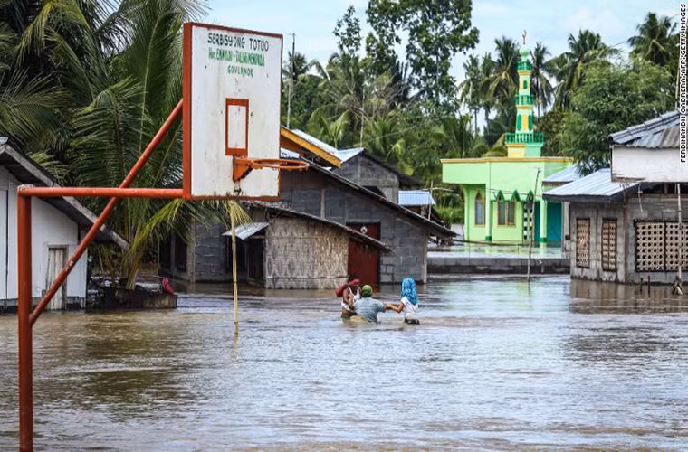 Đường phố biến thành sông ở Kabacan, đảo Mindanao, hôm 23/12. Ảnh: CNN.