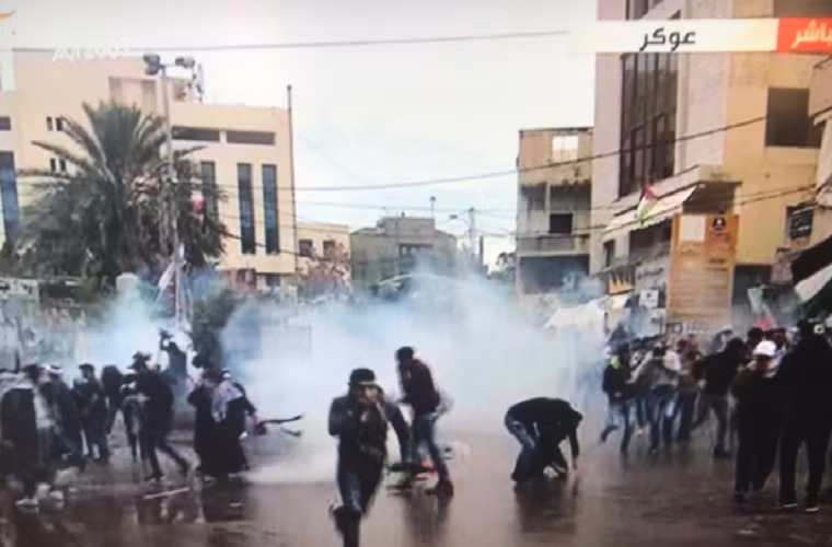 Những người biểu tình đã mang theo cờ Palestine và hô vang khẩu hiệu ủng hộ Palestine cũng như phản đối quyết định của Tổng thống Mỹ Donald Trump. Ảnh: Twitter.