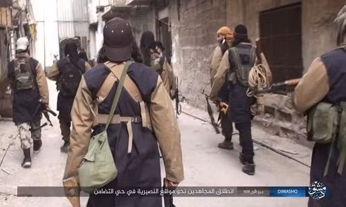 Theo Al Masdar News ngày 17/12, phiến quân IS chặt đầu hai binh sĩ Syria ở quận Tadamun, phía nam thủ đô Damascus. Sau đó, chúng còn đem thi thể của hai binh sĩ này ra ngoài đường phố để những người dân địa phương chứng kiến. Ảnh: AMN.