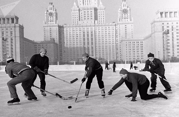Những người dân Moscow chơi khúc côn cầu trên mặt băng tại khuôn viên trường Đại học Quốc gia Moskva năm 1959. Ảnh: Sputnik.