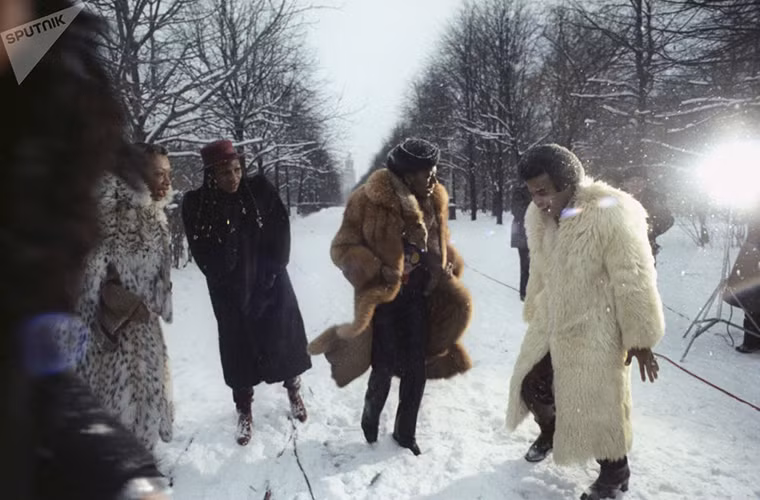 Các thành viên của nhóm nhạc Boney M đi bộ trên tuyết trong một chuyến lưu diễn ở Moscow hồi tháng 12/1978. Từ trái qua phải: Maizie Williams, Marcia Barrett, Liz Mitchell và Bobby Farrell. Ảnh: Sputnik.