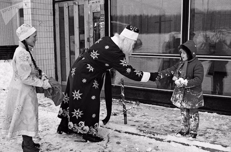 Ông già Tuyết phát quà cho một bé gái năm 1985. Ảnh: Sputnik.