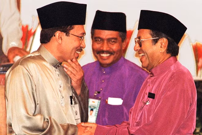 Cựu thủ tướng Mahathir và cấp phó Anwar (bên trái) vào năm 1997.