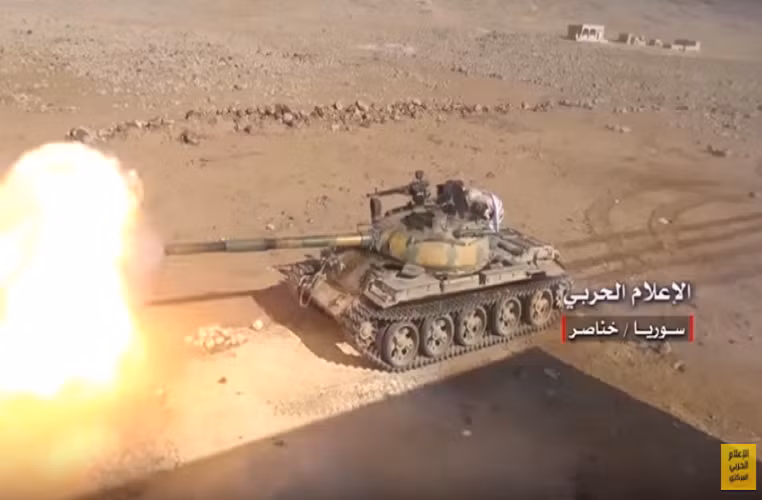 Ở tỉnh Idlib, Quân đội Syria đã nối lại chiến dịch quân sự ở khu vực phía đông nam tỉnh và tấn công các căn cứ của HTS tại thị trấn Al-Ramleh, đồng thời tiến quân về thị trấn chiến lược Al-Rahjan. Nguồn tin cho hay, Quân đội Syria đang nỗ lực giành lại quyền kiểm soát Al-Rahjan nhằm phong tỏa biên giới phía đông bắc tỉnh Hama. Ảnh: AMN.