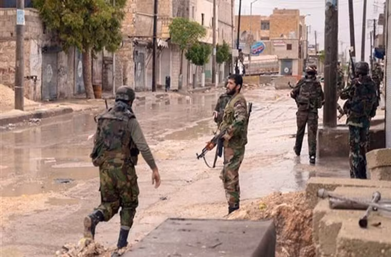 “Các đơn vị pháo binh và Quân đội Syria dồn dập oanh kích căn cứ của phiến quân IS ở Đông Nam Homs, qua đó phá hủy toàn bộ căn cứ và các trang thiết bị quân sự của nhóm khủng bố”, nguồn tin cho hay. Ảnh: Alalam.