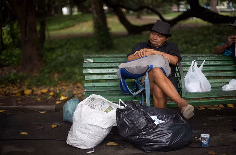 Người đàn ông ngồi trầm tư trong công viên ở Rio de Janeiro. Ảnh: AJ.