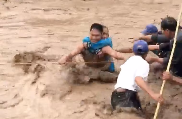 Nhiều ngôi làng và khu vực ven biển chìm trong biển nước sau 3 ngày bão Tembin đổ bộ vào miền Nam Philippines từ hôm 22/12. Ảnh: 9news.