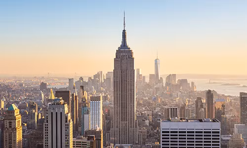 Năm 1979, một phụ nữ có tên Elvita Adams đã lên tầng 86 của tòa tháp Empire State Building với ý định nhảy lầu tự sát. Nhưng may mắn, trong lúc cô nhảy xuống, một cơn gió mạnh đã thổi cô vào tầng 85. Sau đó, Elvita được nhân viên an ninh đưa vào bên trong. Ảnh: ATI.