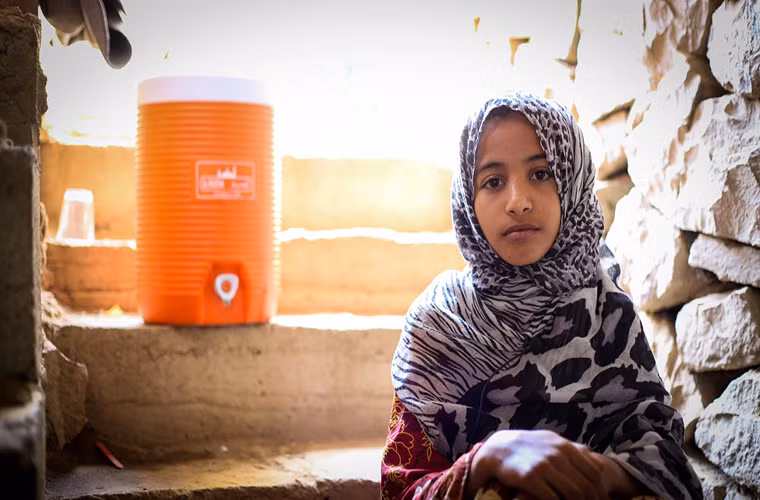 Cha của Amani, 12 tuổi, đến từ Taiz đã thiệt mạng do trúng pháo trong cuộc chiến tranh ở Yemen. “Cháu cảm thấy rất sợ chiến tranh và nhất là nghe thấy tiếng bom đạn”, Amani chia sẻ. Ảnh: AJ.