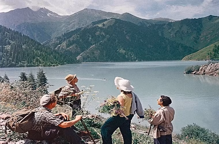 Một số người lại dành thời gian rảnh để đi du lịch, ngắm cảnh và hòa mình với thiên nhiên. Ảnh: ER.