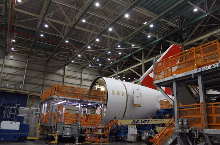 Còn đây là phần đuôi của chiếc Boeing 787-9. Ảnh: BI.