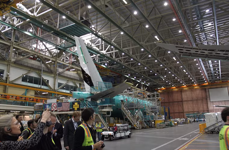 Còn đây là phần đuôi của một chiếc Boeing 777 khác. Ảnh: BI.
