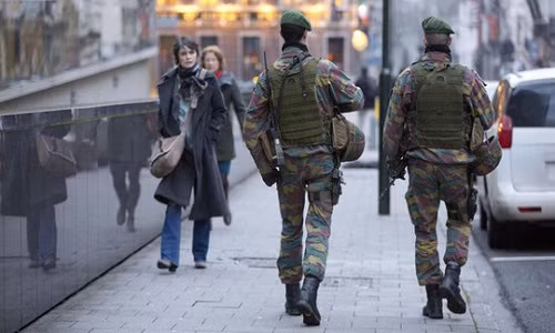 Binh sĩ Bỉ tuần tra trên đường phố thủ đô Brussels Ảnh: AP.