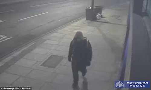 Đối tượng tình nghi trong vụ giết người, chặt xác ở London xuất hiện trong một camera theo dõi. Ảnh: Daily Mail.