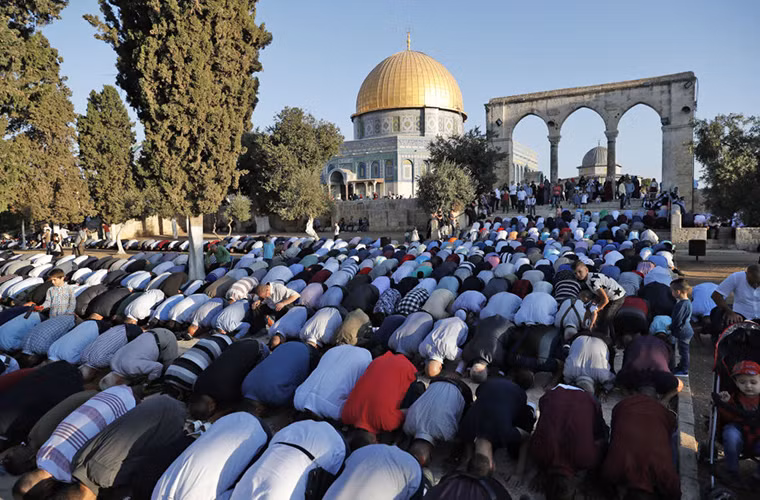 Các tín đồ Hồi giáo người Palestine cầu nguyện vào buổi sáng ngày đầu tiên của lễ hội Eid al-Adha ở khu Nhà thờ Hồi giáo al-Aqsa - địa điểm linh thiêng thứ ba của người Hồi giáo - ở Thành phố cổ Jerusalem ngày 1/9/2017.