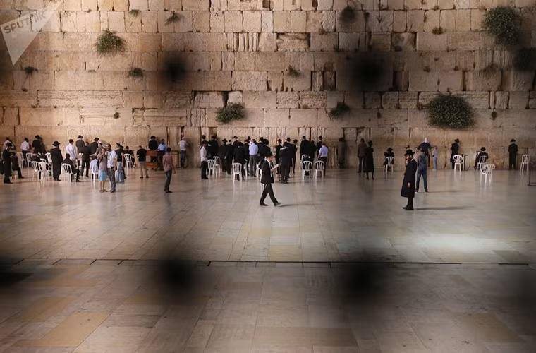 Jerusalem nay là nơi sinh sống của người dân Do Thái, Hồi giáo và Ả-rập. Ảnh: Rất nhiều du khách ghé thăm Bức tường Than khóc ở Thành phố cổ Jerusalem ngày 4/6/2013. Ảnh: Sputnik.