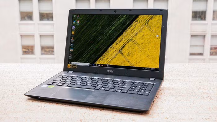 Acer Aspire E15-57G6 15 inch, có ổ đĩa DVD (khá hiếm ngày nay), GPU Nvidia MX150 và pin chạy trong 11h58 (718 phút).