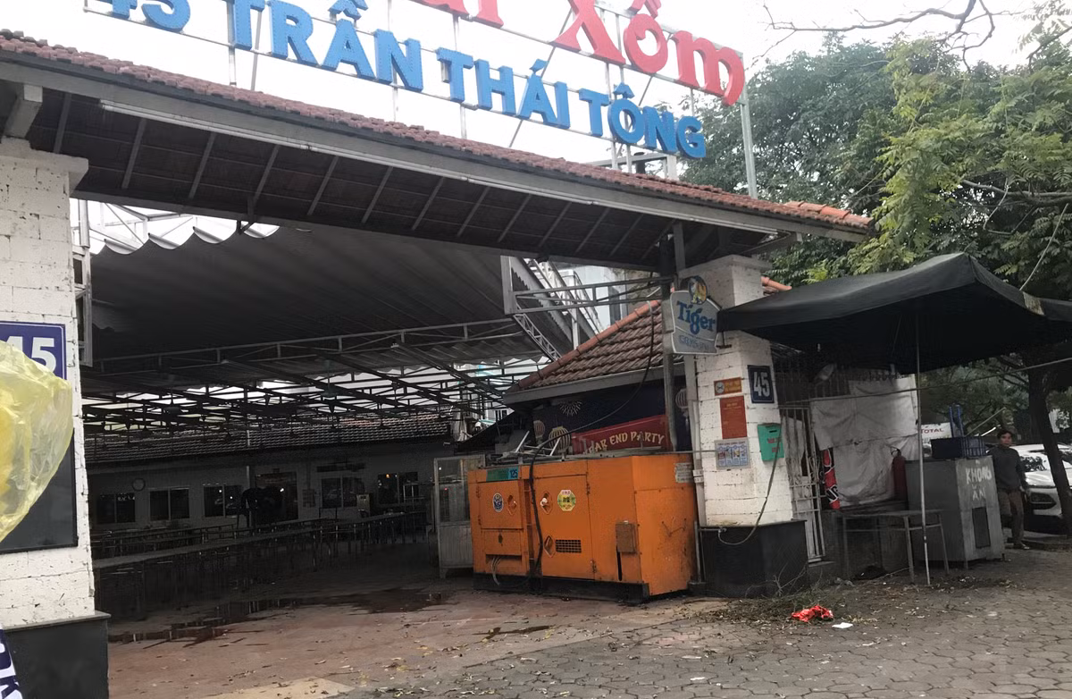 Quang cảnh vắng tanh cả trong lẫn ngoài quán nhậu nổi tiếng nhất nhì ở Hà Nội trong đợt dịch virus Corona.