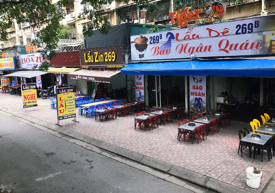 Tại các quán nhậu nằm trên đường Kim Mã, (Ba Đình, Hà Nội) dù thời gian đã rơi vào khoảng 11h30, nhưng những dãy bàn ghế xếp ngay ngắn vẫn chưa có vị khách nào ghé qua.