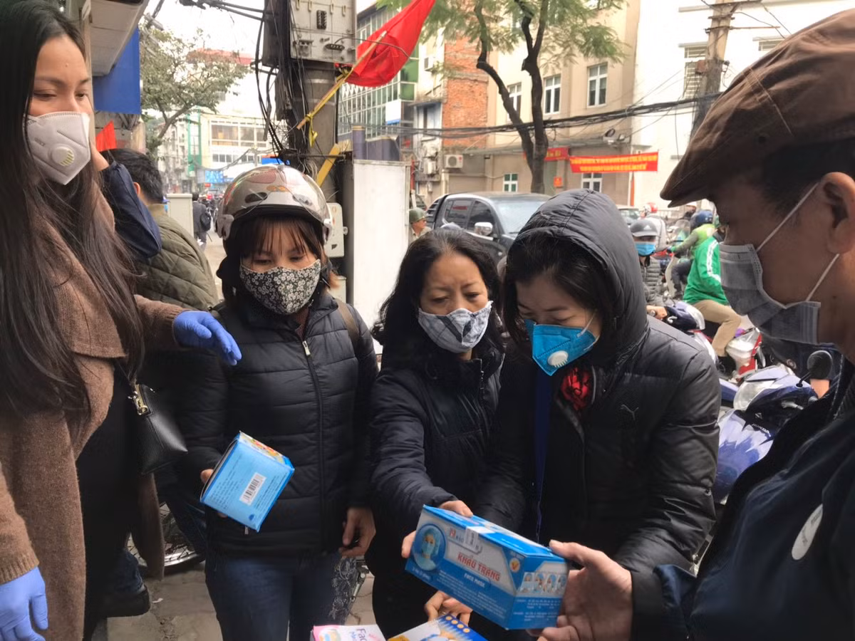Người dân chen nhau mua khẩu trang phòng lây nhiễm virus corona trước đó vào sáng ngày 31/1 tại phố Phương Mai.