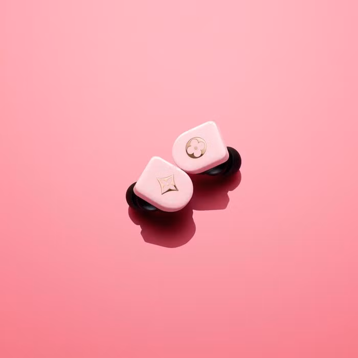 Ở phiên bản màu hồng, họa tiết monogram quen thuộc của LV lại càng khiến cho chiếc tai nghe này trông “sang” hơn hẳn. (Ảnh: Louis Vuitton)