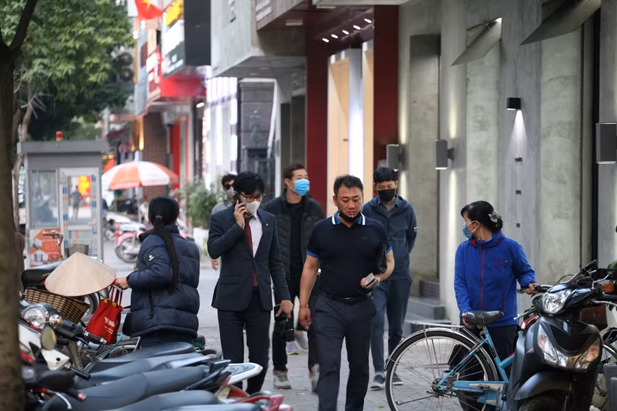 Mỗi khi ra đường, giao tiếp hoặc ngồi ăn uống,... người Hàn Quốc tại đây đều đeo khẩu trang phòng dịch bệnh.