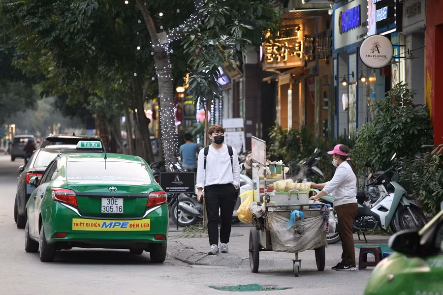 Nhiều nhà hàng ở "phố Hàn Quốc" hiện có trang bị thêm nước rửa tay sát khuẩn, treo biển cảnh báo về dịch corona trước cửa nhưng cũng không mấy hút khách.
