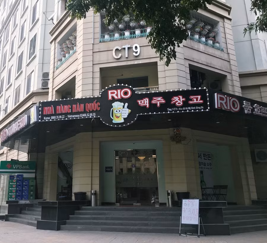 Hàng quán vắng vẻ, người dân ít ra đường trên “phố Hàn Quốc” ở Hà Nội.