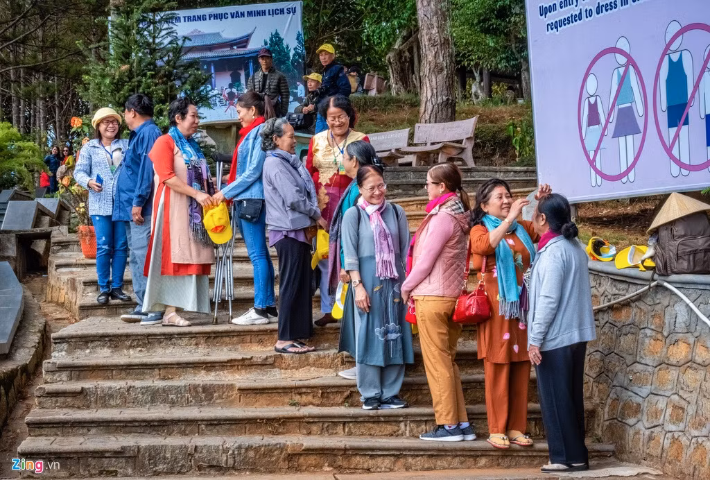 Một số khách nước ngoài đến từ các quốc gia châu Á đeo khẩu trang cho cả gia đình ngay cả khi lễ nhưng họ lại tháo ra để chụp ảnh. Chị Minh Anh đến từ Hà Nội vừa chụp ảnh check-in tại “Hong Kong bên hông chợ Đà Lạt" cho hay khí hậu ở Đà Lạt trong lành, hợp với mong muốn của gia đình. "Tôi thấy ở Hà Nội, người dân tránh dịch nhiều hơn nhưng có biện pháp phòng ngừa thì không có vấn đề gì. Gia đình tôi vẫn sinh hoạt bình thường, sử dụng khẩu trang ở sân bay. Khi tới Đà Lạt, tôi thấy không cần thiết nữa nhưng vẫn rửa tay thường xuyên theo khuyến cáo của Bộ Y tế", chị chia sẻ.