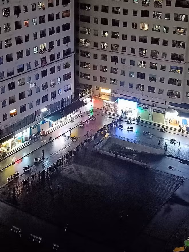 Đến 23h30 cùng ngày, số người xếp hàng mua khẩu trang vẫn tiếp tục nối dài và khá trật tự, không có chen lấn, xô đẩy.