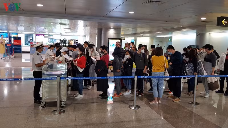 Vào thời điểm hiện nay, tại sân bay quốc tế Tân Sơn Nhất, các đường luồng dành cho du khách đều đặt máy đo thân nhiệt và luôn có nhân viên túc trực thường xuyên.