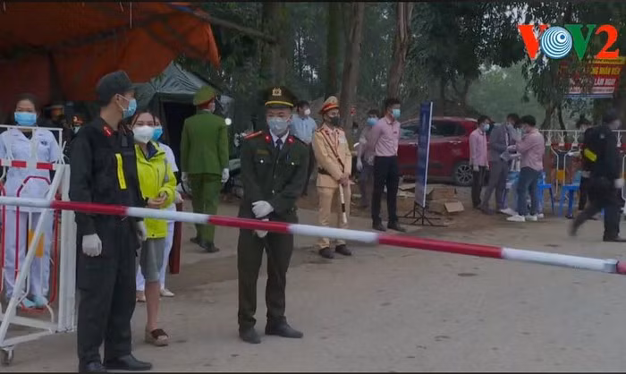 Vĩnh Phúc thành lập 12 chốt liên ngành, trong đó công an là lực lượng chủ chốt, giám sát việc ra vào tại xã Sơn Lôi, huyện Bình Xuyên để ngăn chặn sự lây lan của virus Covid-19.