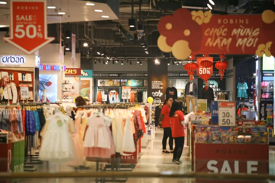 Một gian hàng thời trang dành cho trẻ em treo bảng "sale off" từ 30-50%++/sản phẩm, nhưng cũng chẳng ai để ý. Nhân viên bán hàng thì liên tục đi lại chỉ để sắp xếp quần áo cho gọn gàng hơn.