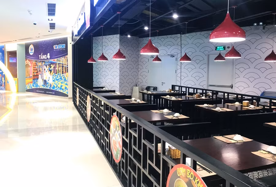 Tại khu hàng ăn uống cũng không có khách, quản lý và nhân viên luôn rỏ ra buồn rầu.