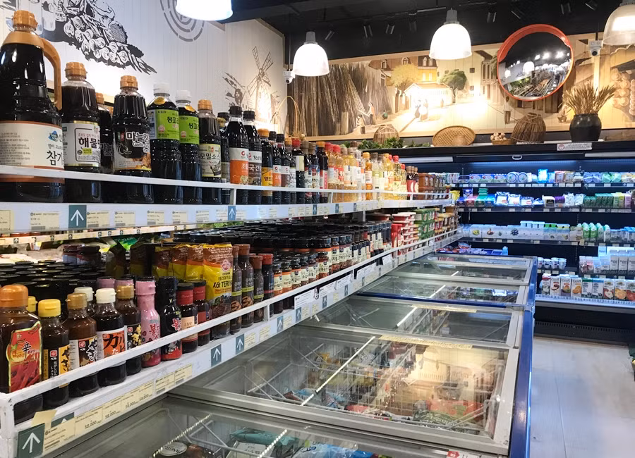 Các mặt hàng được bày bán kín các khay kệ bên trong siêu thị.