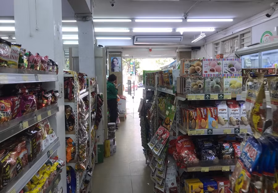 Tương tự, ở một siêu thị K-Market nằm ngay mặt đường Nguyễn Thị Định (Hà Nội) cũng chung tình cảnh đìu hiu khách. Nhân viên làm việc ở đây “dư thời gian”, chỉ còn biết lôi điện thoại ra sử dụng.