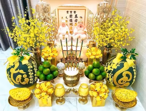 Ở giữa hai ông là một hũ gạo, một hũ muối và một hũ nước đầy. Ba hũ này chỉ đến cuối năm mới thay. Giữa bàn thờ đặt một bát nhang và cần tránh động bát nhang khi lau chùi bàn thờ. Lọ hoa được đặt bên tay phải, đĩa trái cây bên tay trái. Hoa cúng Thần Tài nên là hoa hồng, hoa cúc, hoa đồng tiền. Trái cây nên chọn ngũ quả. Xếp 5 chén nước thành hình chữ thập để tượng trưng cho ngũ phương và ngũ hành phát sinh phát triển. Ông Cóc để bên trái, sáng quay Cóc ra, tối quay Cóc vào.