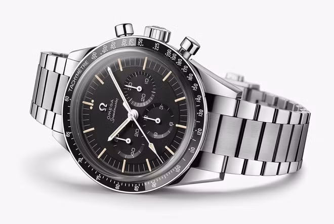 Điểm nổi bật của đồng hồ OMEGA đến từ cách chúng được làm ra. Nhà sản xuất đã áp dụng kĩ thuật Co-Axial để phát minh ra bộ trục làm trung tâm của những chiếc đồng hồ cơ. Đây là kĩ thuật giúp giảm thiểu ma sát, mang lại độ ổn định và bền bỉ khi đồng hồ vận hành. Công nghệ Co-Axial là một công nghệ phức tạp, do đó OMEGA luôn tự hào khi sở hữu một trong những công nghệ đặc biệt nhất trong lĩnh vực sản xuất đồng hồ.