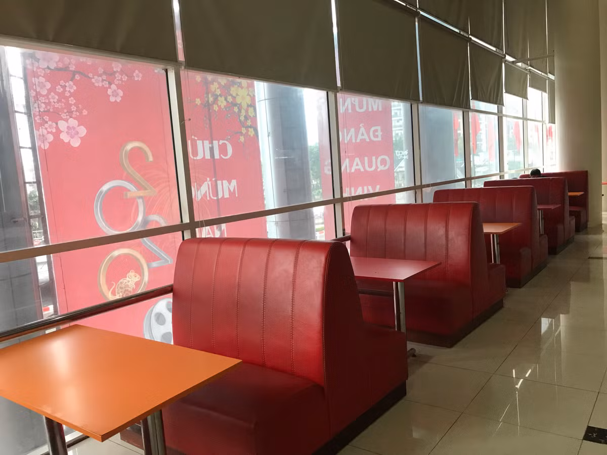 Hàng dài ghế ngồi chờ trống vắng khán giả.