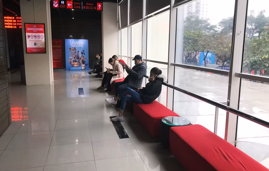 Ghế chờ trước cửa các phòng chiếu phim thưa thớt khán giả. Mặc dù ít khán giả nhưng hầu hết những người đến đây xem phim không quên việc đeo khẩu trang phòng lây nhiễm virus corona.