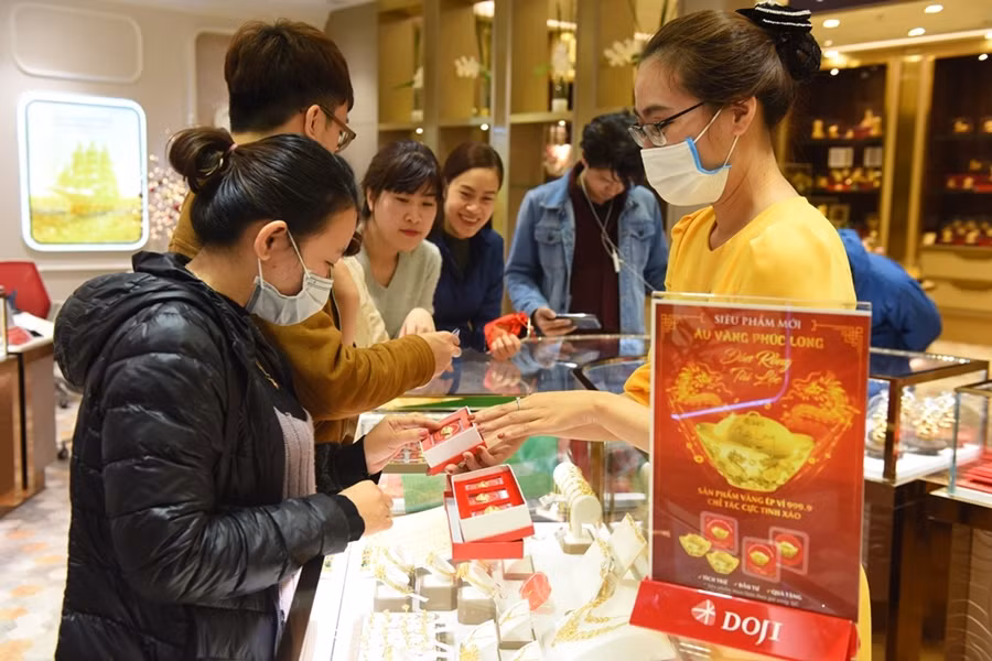 Theo quan niệm xưa, Thần Tài là vị thần mang ý nghĩa tâm linh mang tài lộc cho mỗi gia đình. Nên ngày vía Thần Tài nếu đi mua vàng thì sẽ gặp may mắn, tài lộc sung túc suốt cả năm. Đặc biệt với những ai làm trong lĩnh vực kinh doanh thì việc cúng Thần Tài đã trở nên quan trọng trong cuộc sống.