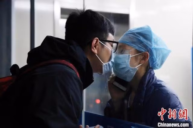 Chuyen tinh cac y bac si giua tam dich Vu Han