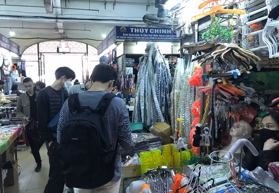 Lẻ tẻ vài khách hàng đến chợ Đồng Xuân thời điểm dịch bệnh nCoV diễn biến phức tạp.