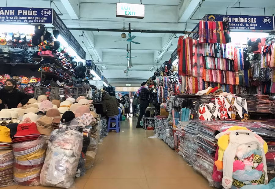 Thời gian này, Ban Quản lý chợ Đồng Xuân cũng đã dán thông báo về dịch bệnh ở các điểm ra vào chợ, đồng thời dùng loa phát thanh 2 lần/ngày tuyên truyền cho tiểu thương và khách du lịch các biện pháp phòng chống dịch bệnh viêm phổi cấp do nCoV.