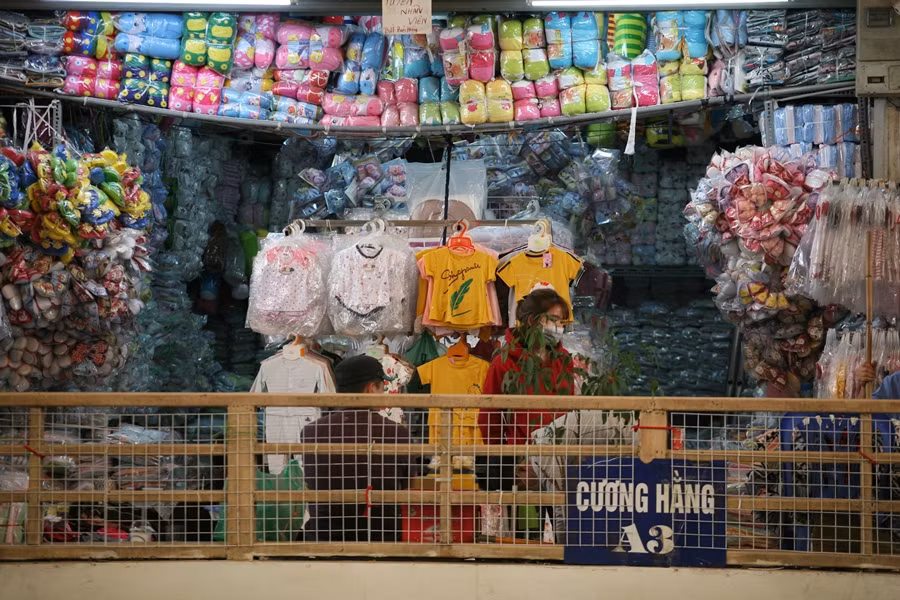 Các tiểu thương ở đây đều đeo khẩu trang đề phòng lây nhiễm dịch bệnh.