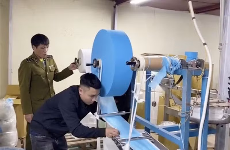 Giua tam dich Covid-19, cong ty Viet Han san xuat khau trang gia, bi xu the nao?