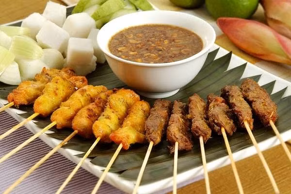 Công thức pha nước chấm bún thịt nướng. Cách 1: Dùng nước giấm trên cho thêm nước mắm và nước đun sôi để nguội. Sau khi nêm nếm vừa ăn cho thêm tỏi băm, ớt băm và ít tiêu xay. Cách 2: Bạn pha nước chấm theo công thức: 1 giấm + 1 đường + 1/2 mắm + 2 nước (nước đun sôi để nguội) + 1 đến 2 muỗng cà phê nước cốt chanh + tỏi và ớt băm.