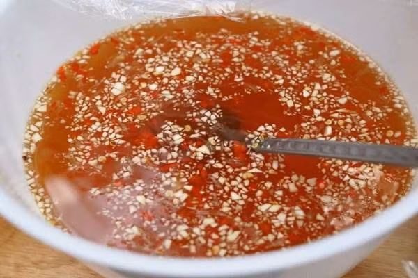 Hướng dẫn pha nước mắm tỏi ớt cho các món: 3 muỗng canh nước, 3 muỗng canh đường, 2 muỗng canh nước mắm, tỏi và ớt băm nhỏ, 2 muỗng cà phê nước cốt chanh. Sau khi trộn chung các hỗn hợp trên lại, khuấy đều cho tỏi và ớt băm nhỏ vào.