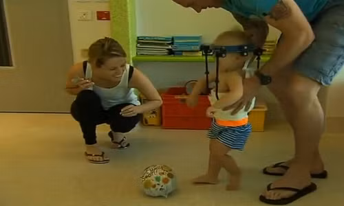 Sốc: Em bé bị gãy rời đầu vẫn được cứu sống Sóc: Em bé bị gãy ròi dàu vãn duọc cúu sóng