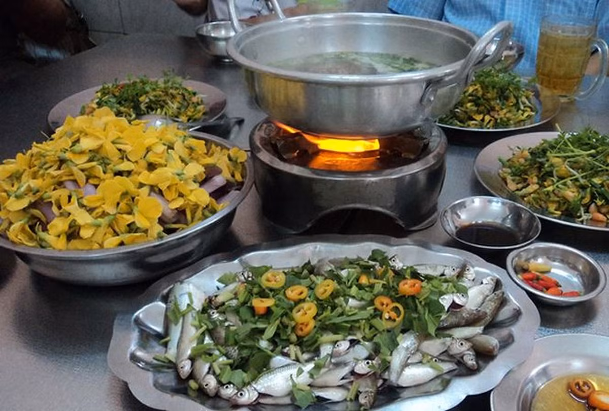 Lẩu cá linh bông điên điển: Cá linh và bông điên điển là sự kết hợp kinh điển trong số những đặc sản miền Tây mùa nước nổi. Cá linh đầu mùa tầm tháng 9-10 là cá linh non, thịt mềm, hầu như không có xương, thịt ngọt. Đúng độ ấy, bông điên điển cũng vào mùa trổ bông, những bông hoa dại màu vàng ươm, vị giòn, bùi.